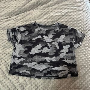 lululemon cropped camo tee
